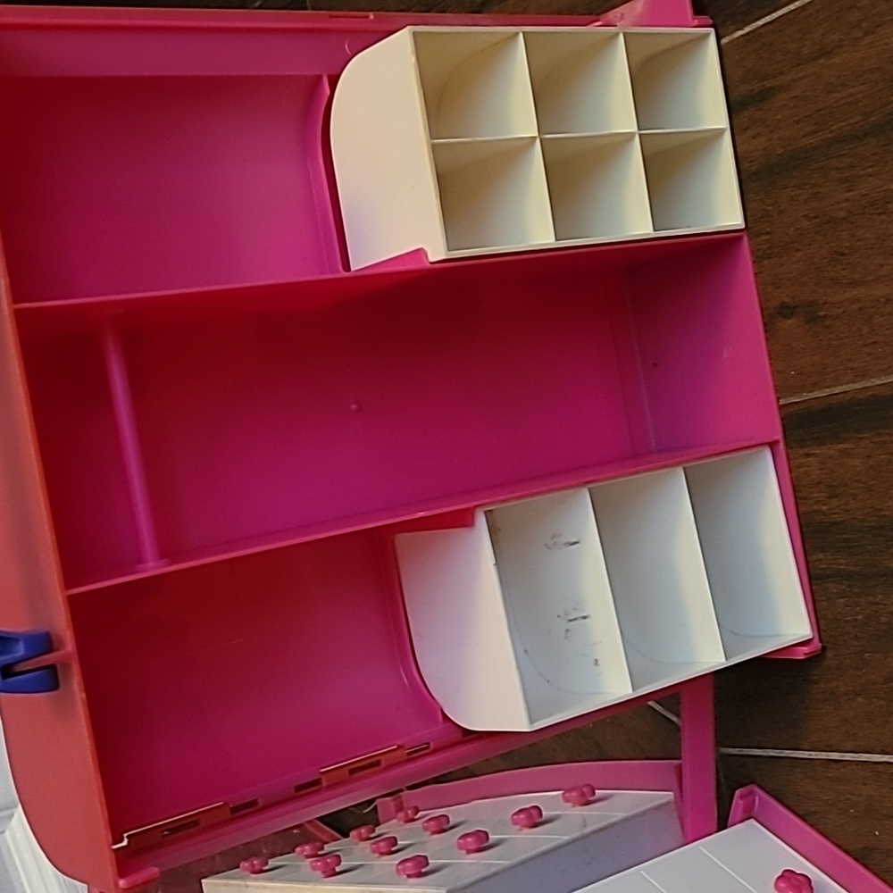 Barbie Vintage Vanity Closet - Picture 10 of 13